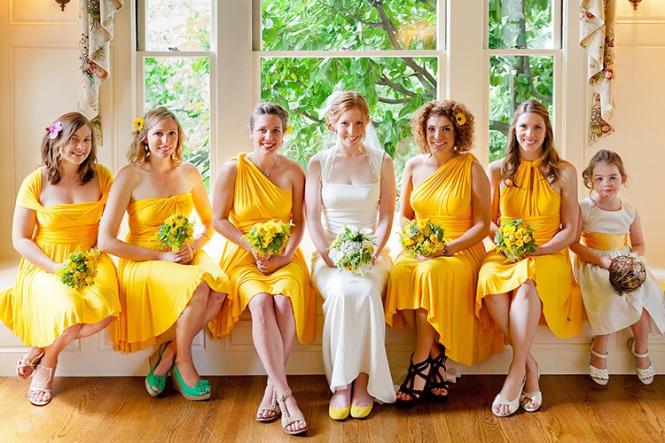 Подружки невесты на свадьбе в желто-горчичном цвете
